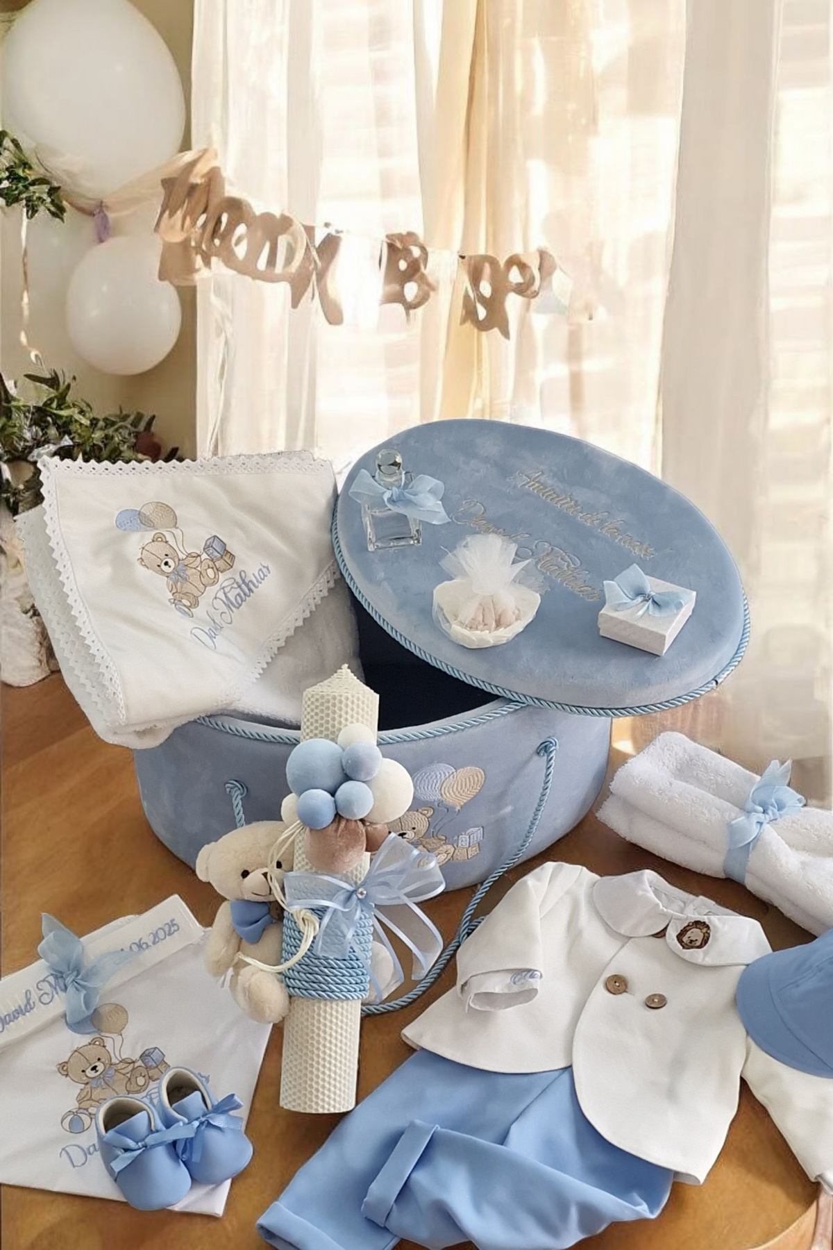 Set complet botez băieți- cufar buretat brodat cu ursulet cu baloane + costum elegant alb cu bleo+ lumanare
