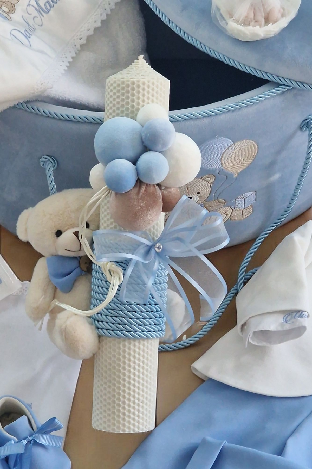 Set complet botez băieți- cufar buretat brodat cu ursulet cu baloane + costum elegant alb cu bleo+ lumanare