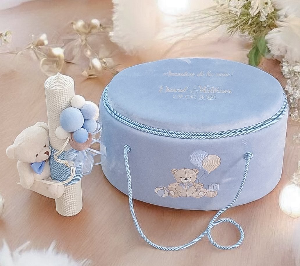 Set complet botez băieți- cufar buretat brodat cu ursulet cu baloane + costum elegant alb cu bleo+ lumanare