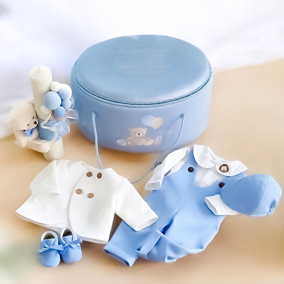 Set complet botez băieți- cufar buretat brodat cu ursulet cu baloane + costum elegant alb cu bleo+ lumanare