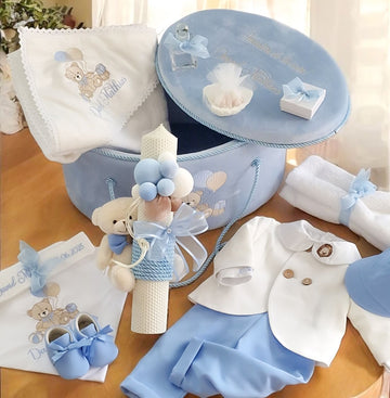 Set complet botez băieți- cufar buretat brodat cu ursulet cu baloane + costum elegant alb cu bleo+ lumanare