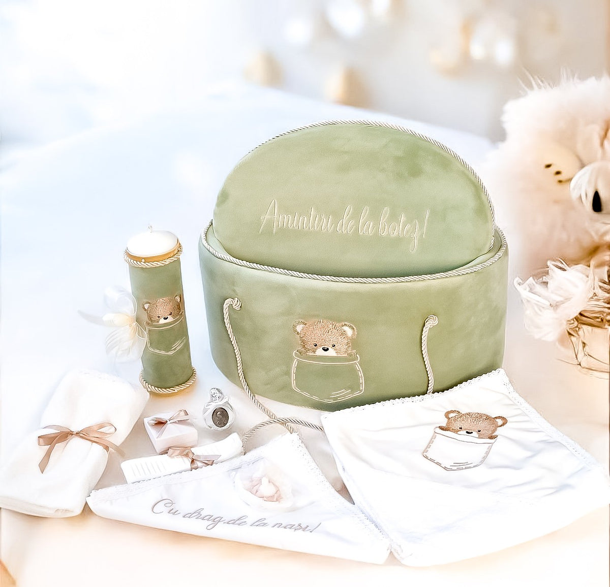 Set complet botez băieți- cufar buretat brodat cu ursuleț + costum elegant verde oliv+ lumanare