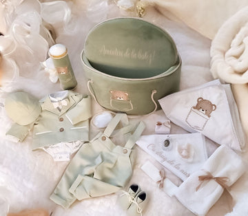 Set complet botez băieți- cufar buretat brodat cu ursuleț + costum elegant verde oliv+ lumanare