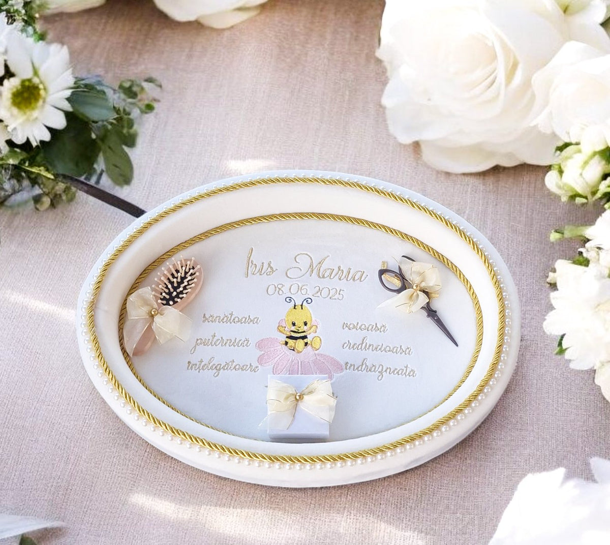Set tăviță de moț aniversară fetiță personalizată – perie, forfecuță, cutiuță tematica Albinuța Petite Coquette
