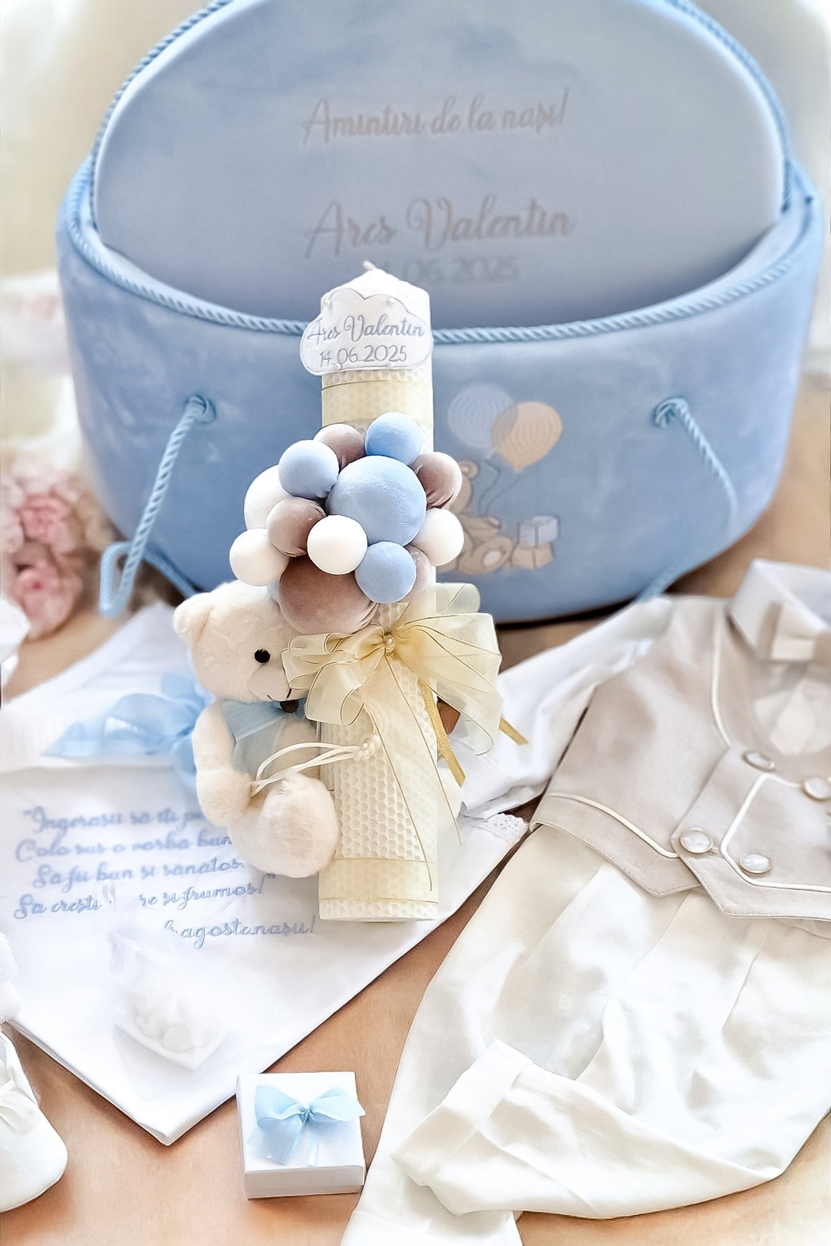 Set complet botez de vara băieți -tematica urs cu baloane- Costum botez + Trusou + Lumanare -tematica Ursuleț