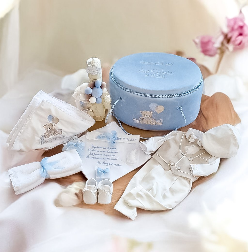 Set complet botez de vara băieți -tematica urs cu baloane- Costum botez + Trusou + Lumanare -tematica Ursuleț