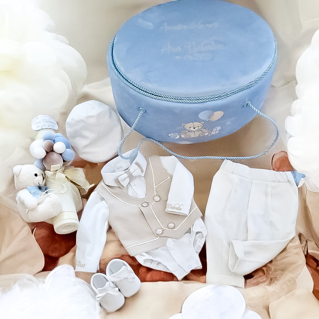 Set complet botez de vara băieți -tematica urs cu baloane- Costum botez + Trusou + Lumanare -tematica Ursuleț