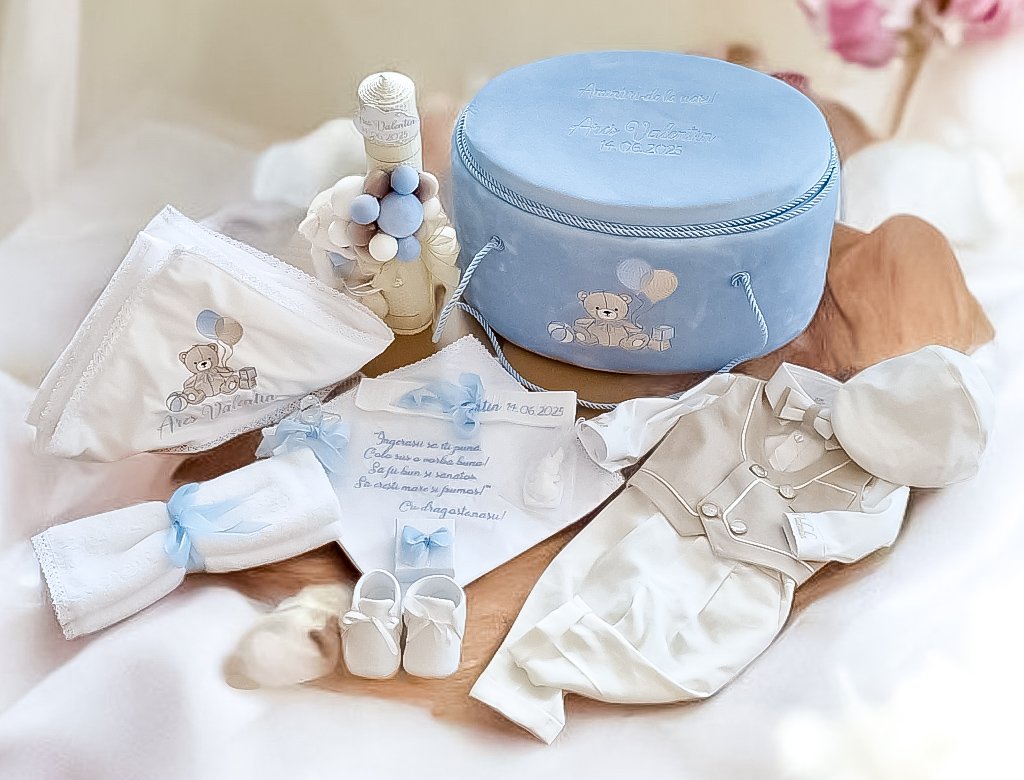 Set complet botez de vara băieți -tematica urs cu baloane- Costum botez + Trusou + Lumanare -tematica Ursuleț