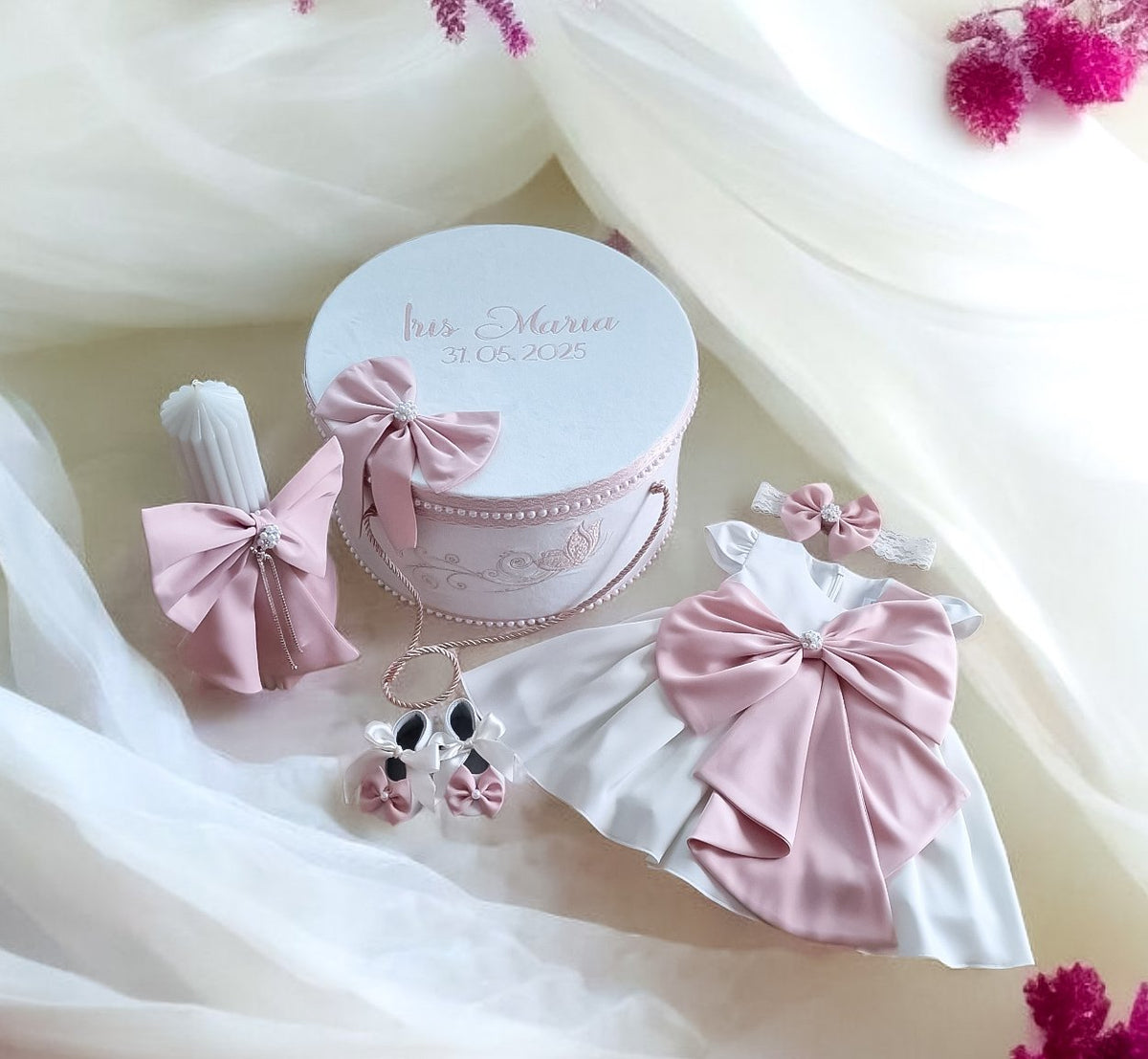 Set complet botez fetiță- Rochiță botez + Trusou + Lumanare -Fundă Supradimensionată Roz Pudră