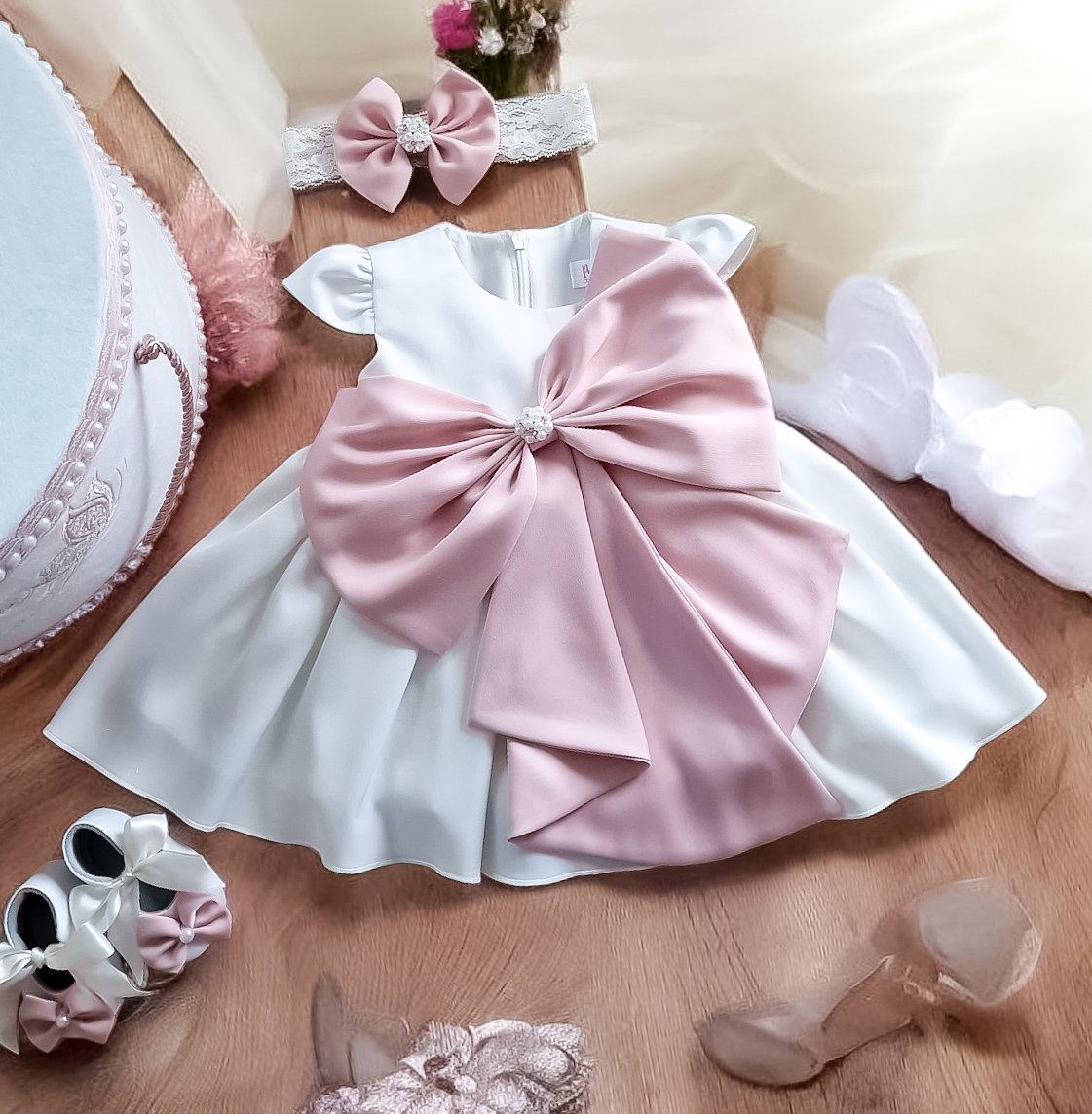 Set complet botez fetiță- Rochiță botez + Trusou + Lumanare -Fundă Supradimensionată Roz Pudră