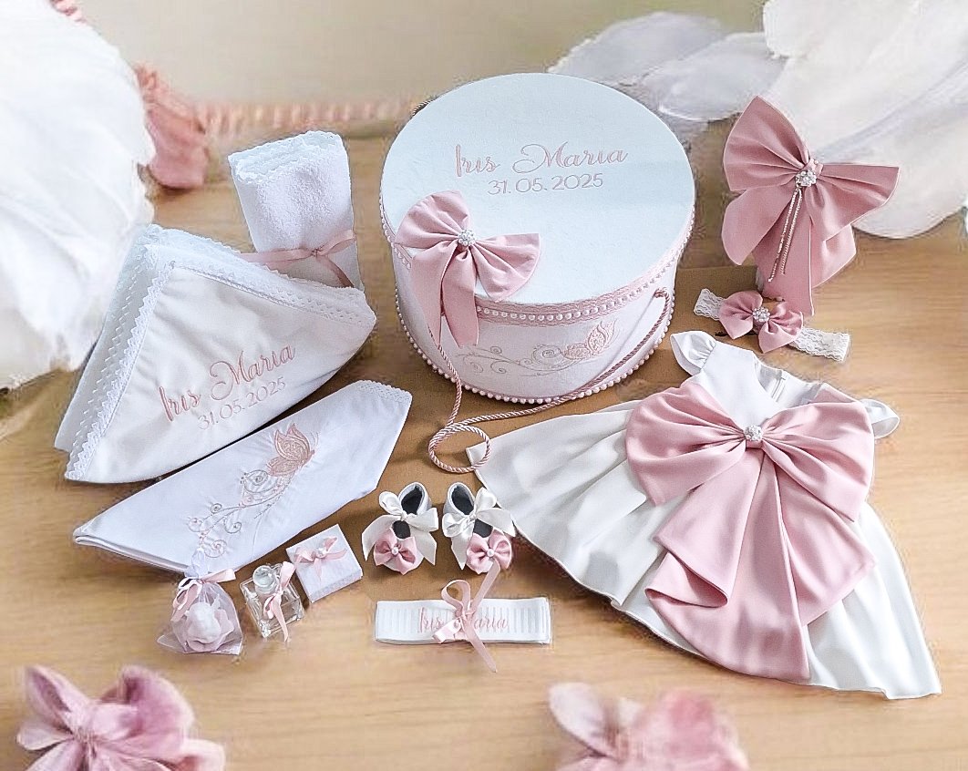 Set complet botez fetiță- Rochiță botez + Trusou + Lumanare -Fundă Supradimensionată Roz Pudră