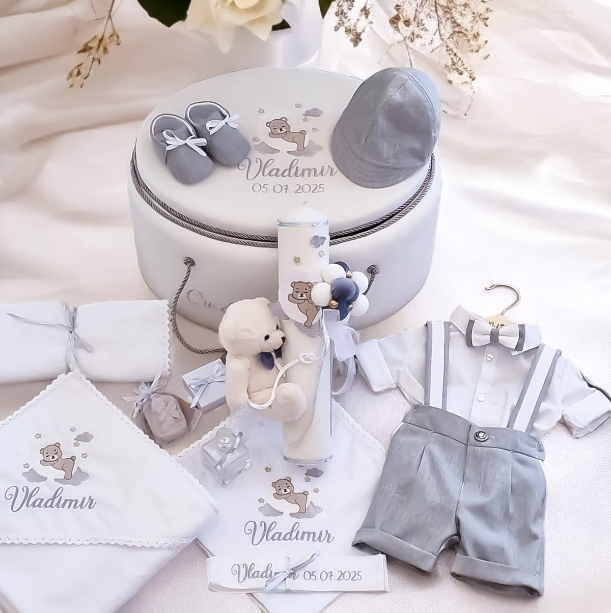 Set complet botez de vara băieți -tematica urs cu baloane- Costum botez + Trusou + Lumanare -tematica Ursuleț alb/gri