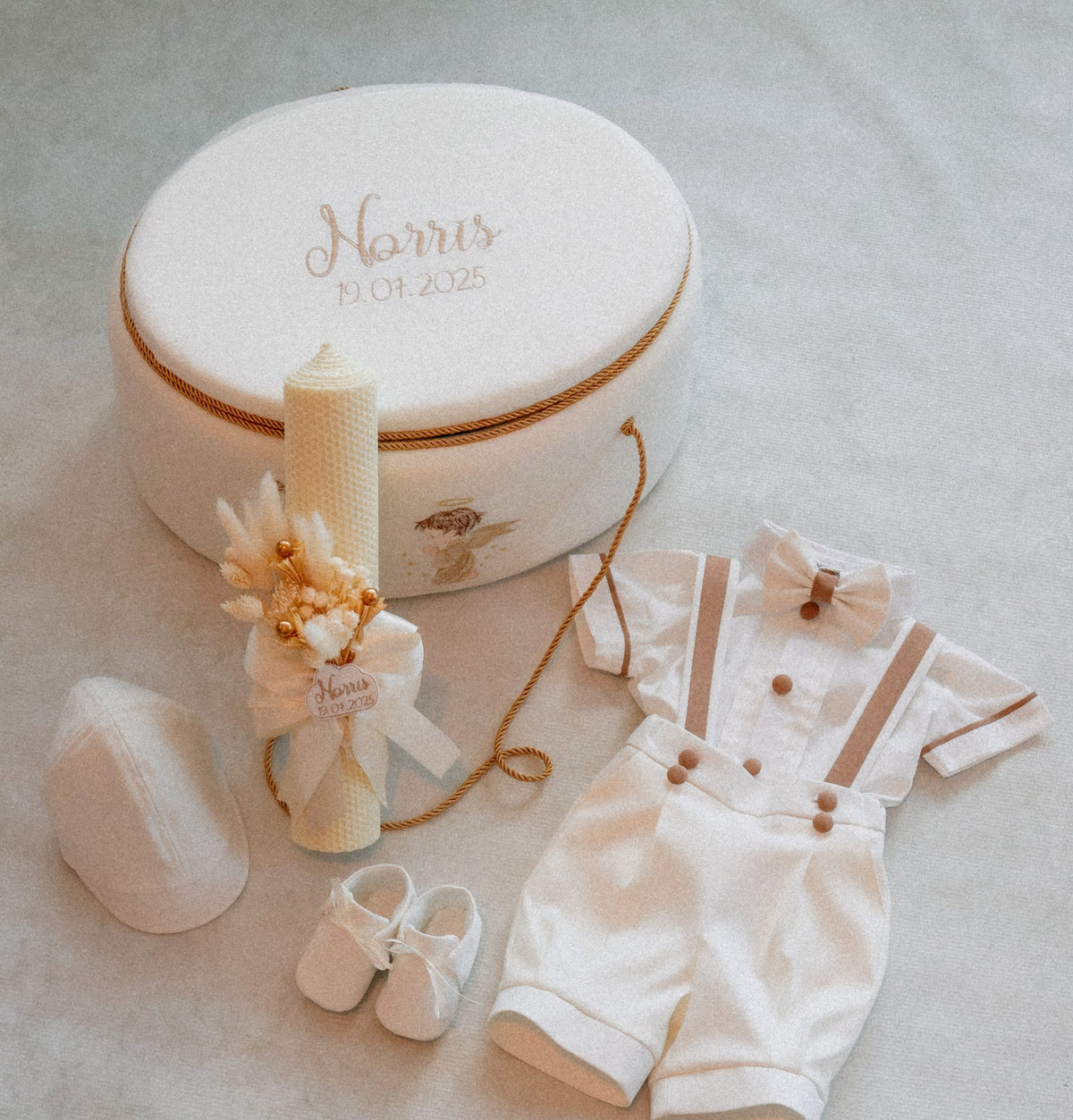 Set complet botez de vara băieți - Costum botez Nandy Whote + Trusou + Lumanare -tematica Îngeraș