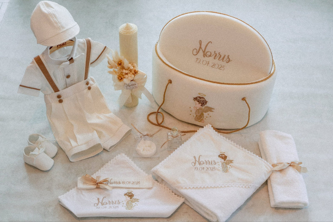 Set complet botez de vara băieți - Costum botez Nandy Whote + Trusou + Lumanare -tematica Îngeraș