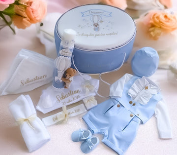 Set complet botez băieți de vară-Costum botez Amadeo + Trusou + Lumanare - Ursulețul in balon de Aer