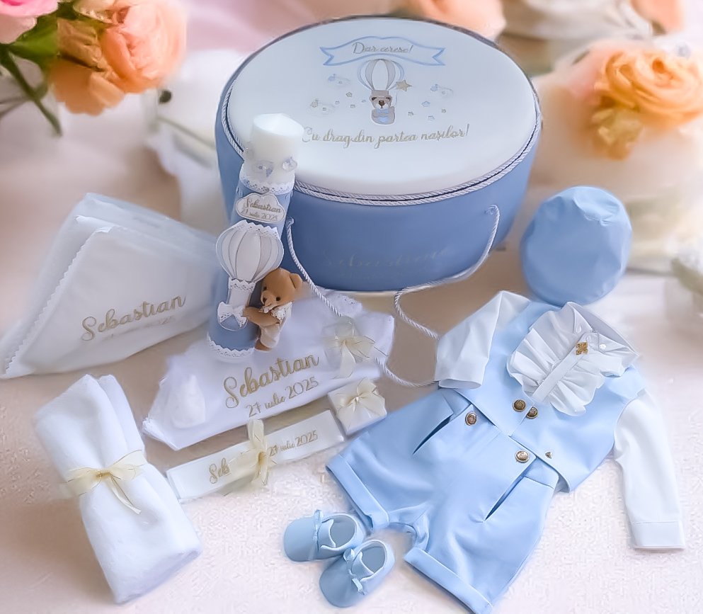 Set complet botez băieți de vară-Costum botez Amadeo + Trusou + Lumanare - Ursulețul in balon de Aer