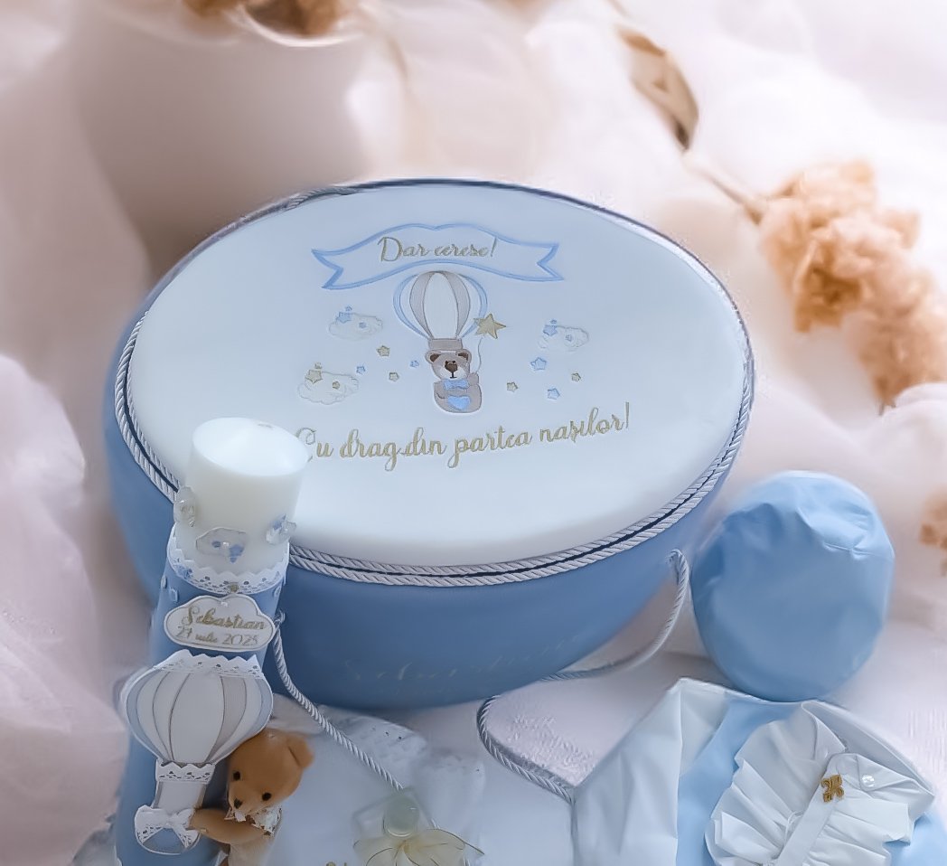 Set complet botez băieți de vară-Costum botez Amadeo + Trusou + Lumanare - Ursulețul in balon de Aer