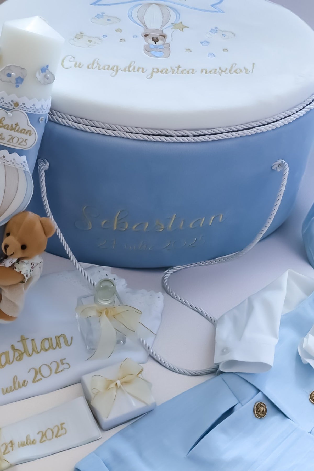 Set complet botez băieți de vară-Costum botez Amadeo + Trusou + Lumanare - Ursulețul in balon de Aer