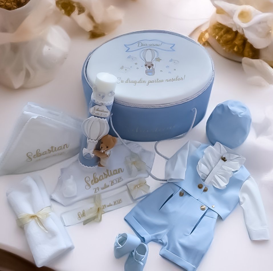 Set complet botez băieți de vară-Costum botez Amadeo + Trusou + Lumanare - Ursulețul in balon de Aer