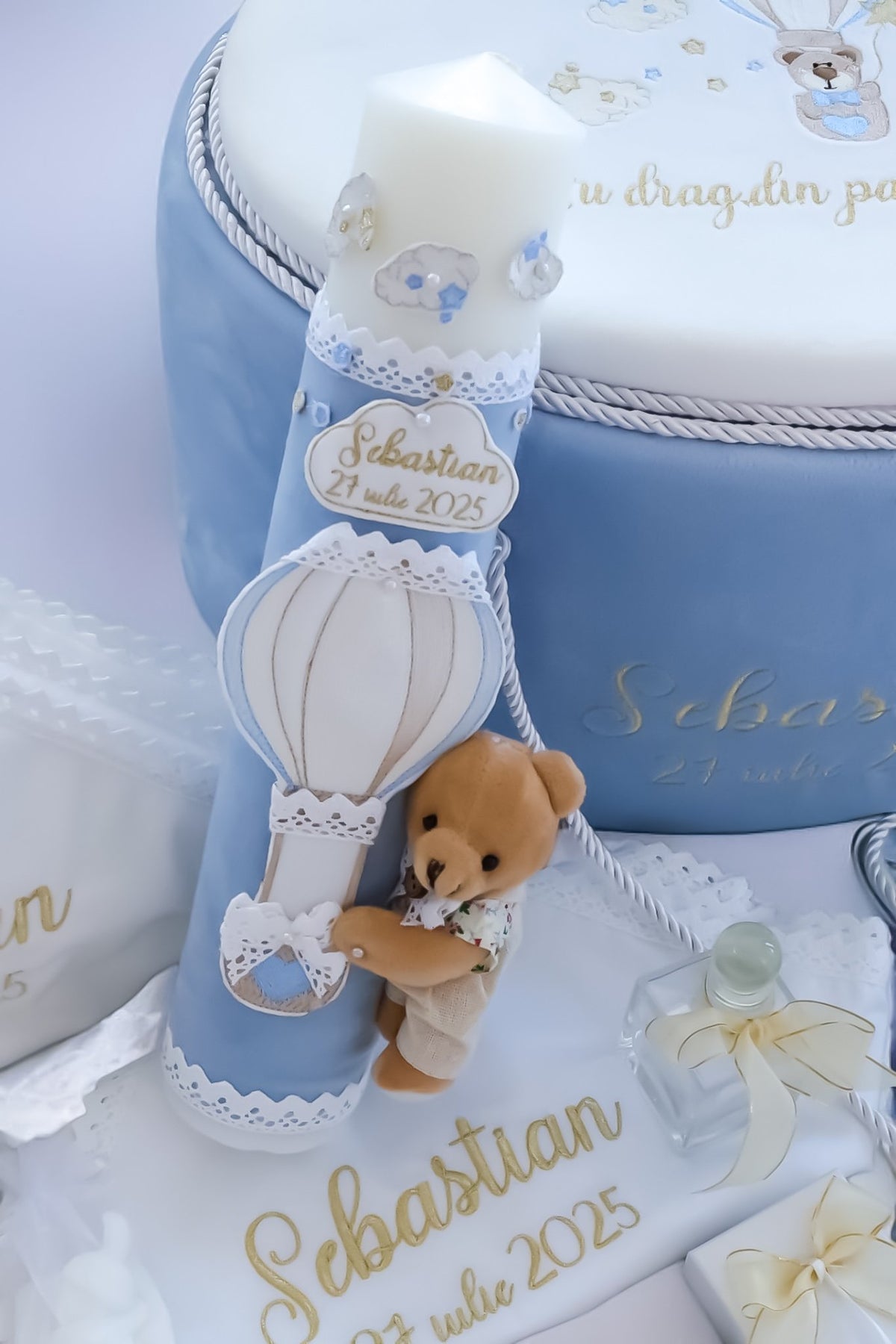Set complet botez băieți de vară-Costum botez Amadeo + Trusou + Lumanare - Ursulețul in balon de Aer