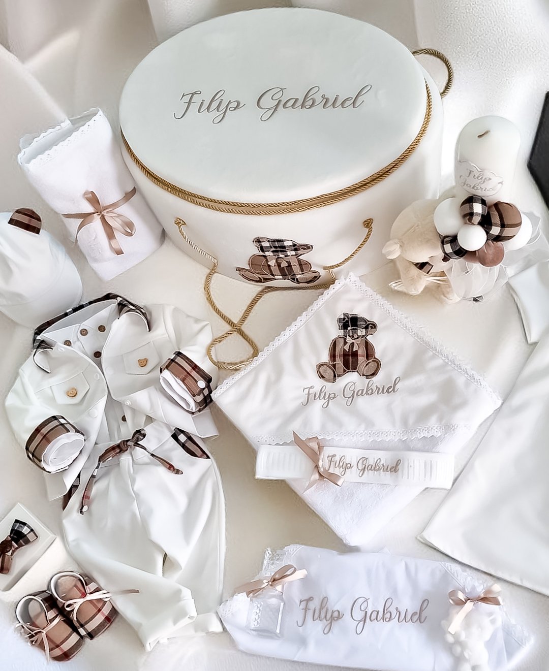 Set botez băiețel complet – trusou, lumânare și costum elegant Burberry style