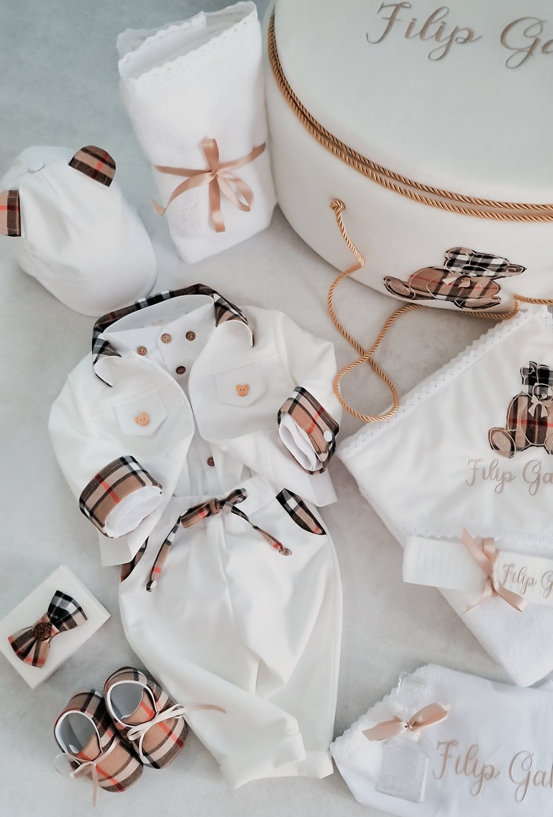 Set botez băiețel complet – trusou, lumânare și costum elegant Burberry style