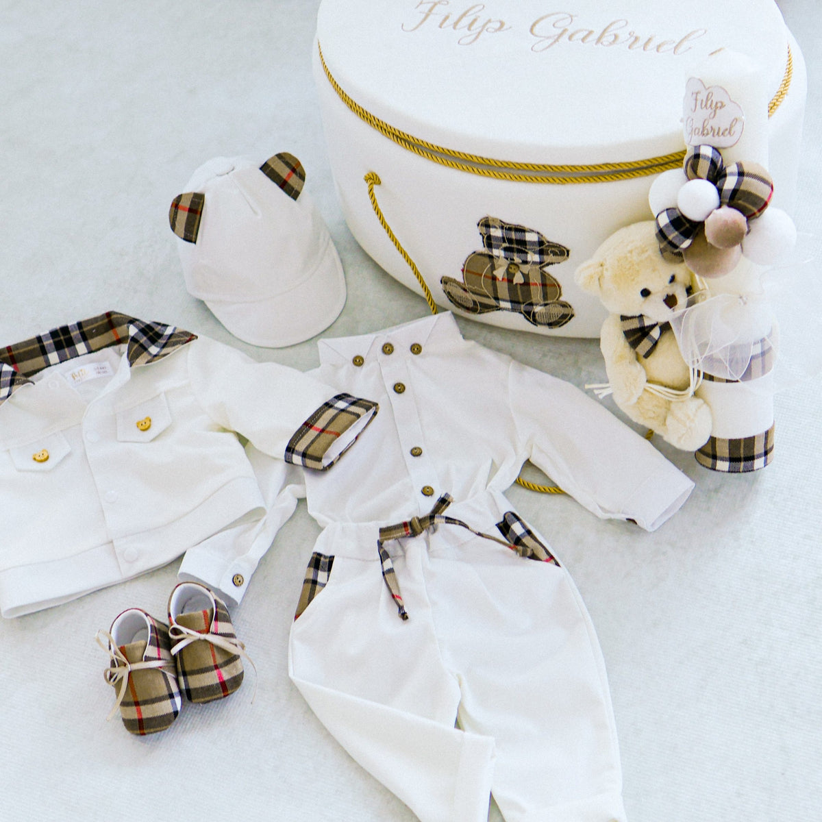 Set botez băiețel complet – trusou, lumânare și costum elegant Burberry style