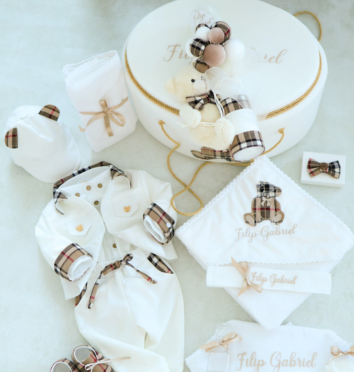 Set botez băiețel complet – trusou, lumânare și costum elegant Burberry style