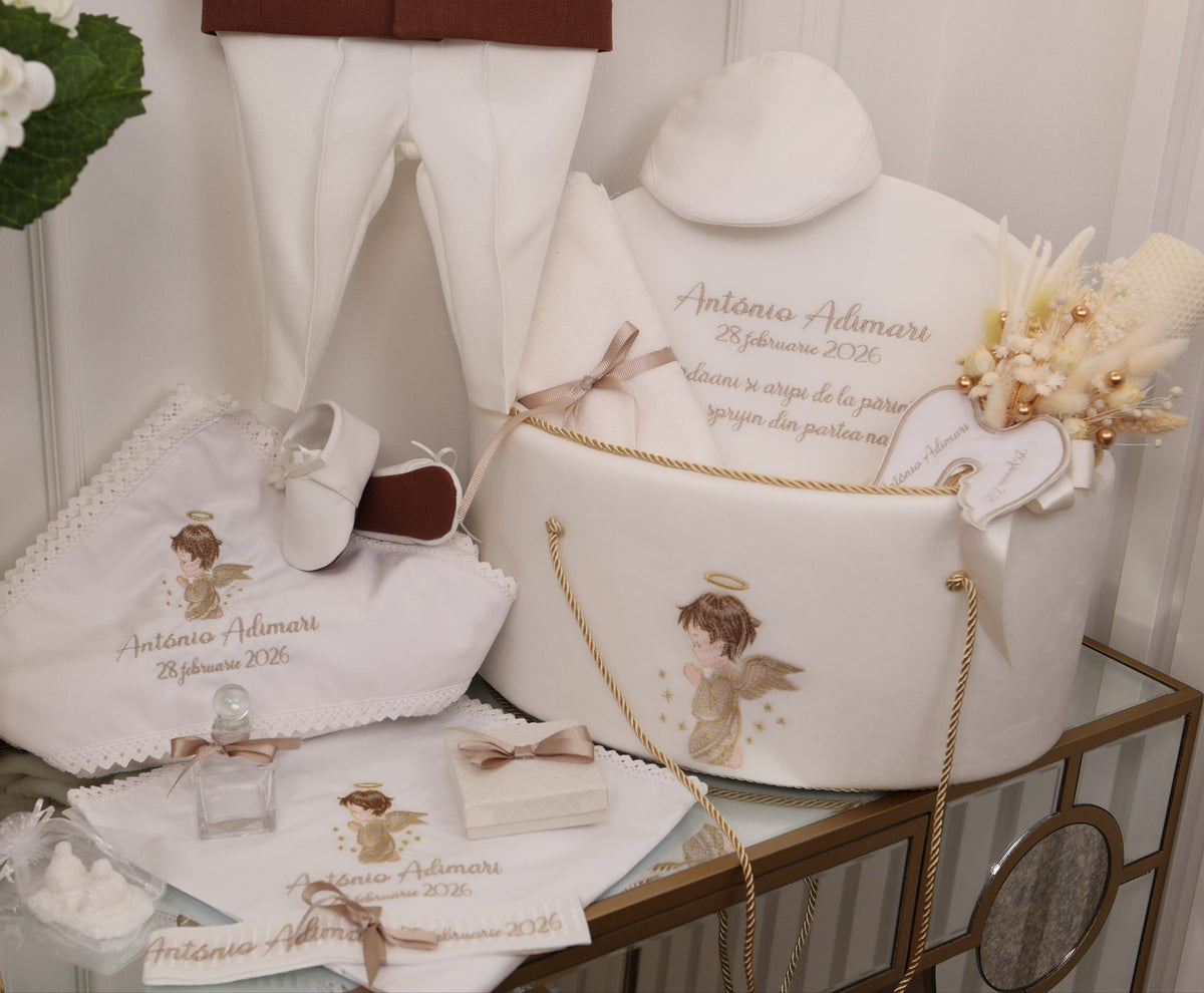 Set complet botez băieți Aaron- cufar buretat brodat cu îngeraș + costum elegant alb/maro+ lumanare