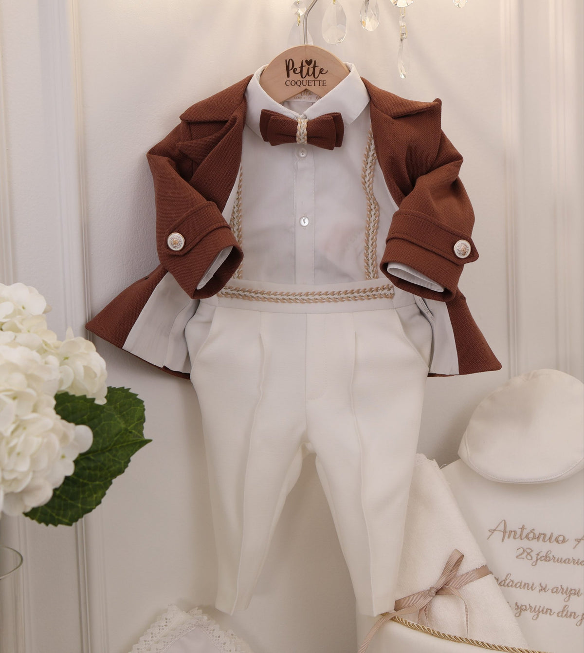 Costumaș botez alb/maro pentru băieți Aaron -Signature Collection