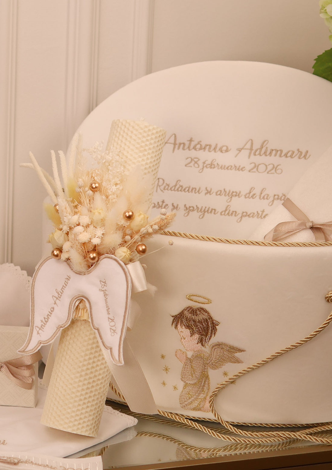 Set complet botez băieți Aaron- cufar buretat brodat cu îngeraș + costum elegant alb/verde+ lumânare ceară naturală