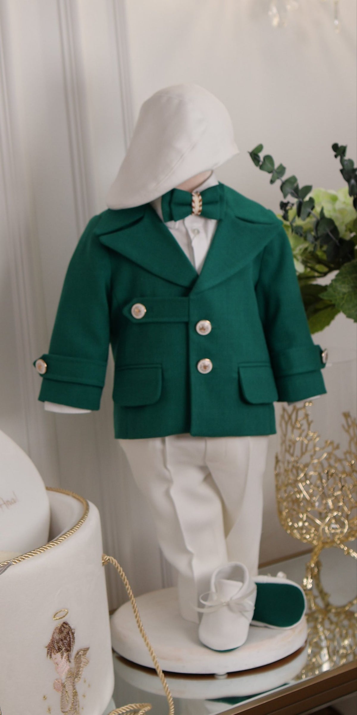 Set complet botez băieți Aaron- cufar buretat brodat cu îngeraș + costum elegant alb/verde+ lumânare ceară naturală