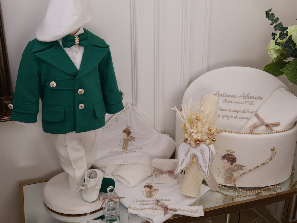 Set complet botez băieți Aaron- cufar buretat brodat cu îngeraș + costum elegant alb/verde+ lumânare ceară naturală