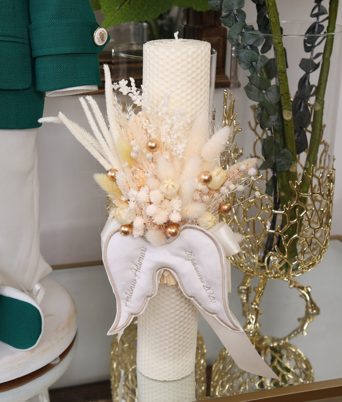 Set complet botez băieți Aaron- cufar buretat brodat cu îngeraș + costum elegant alb/verde+ lumânare ceară naturală