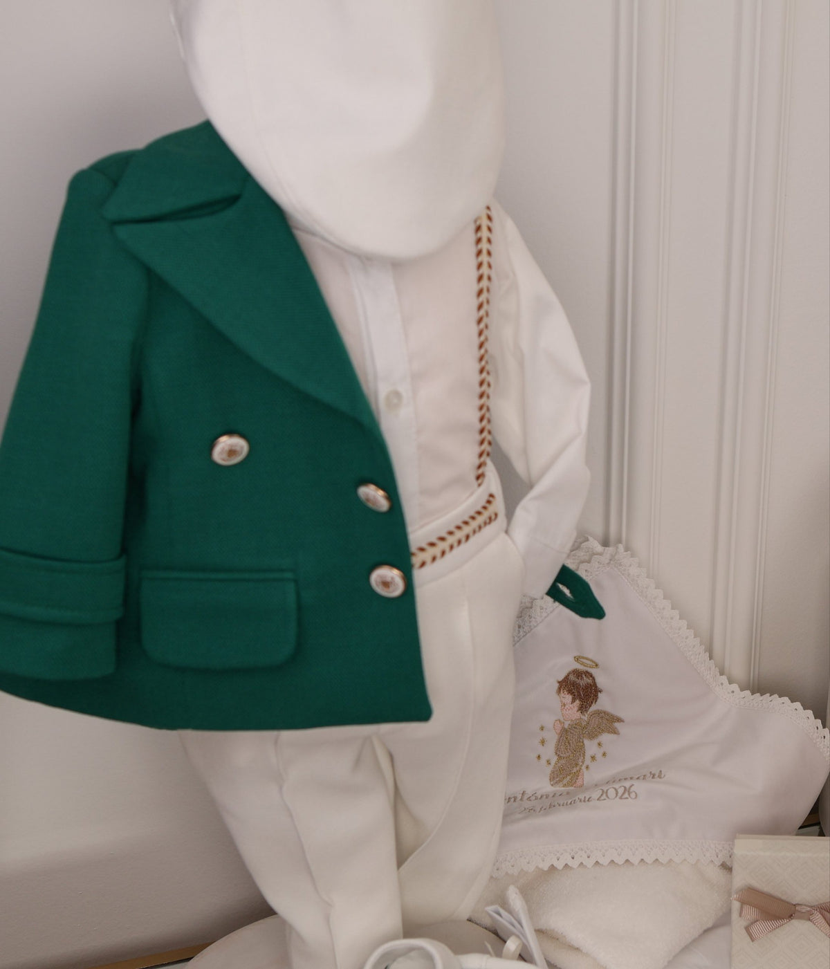 Set complet botez băieți Aaron- cufar buretat brodat cu îngeraș + costum elegant alb/verde+ lumânare ceară naturală