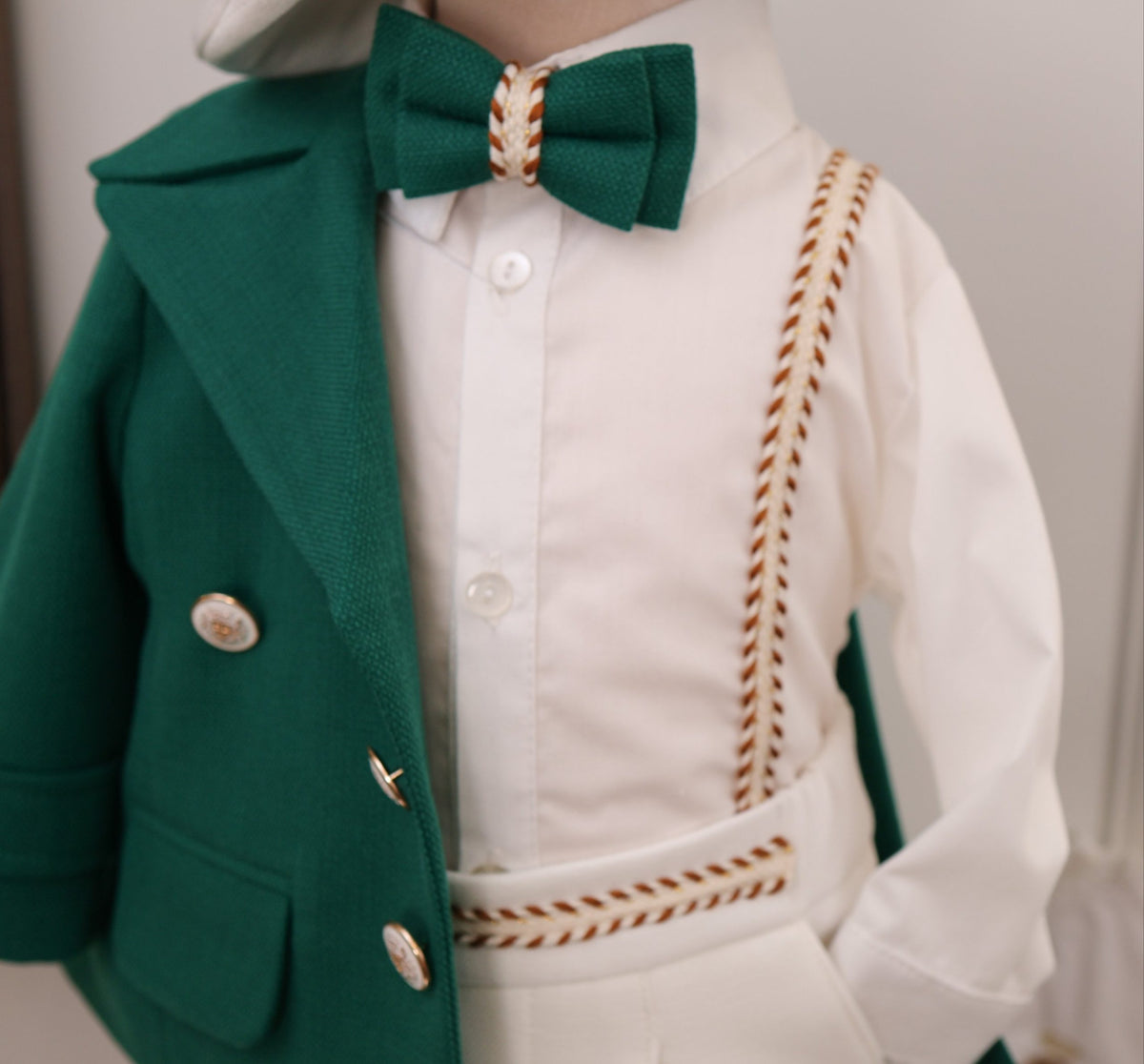 Set complet botez băieți Aaron- cufar buretat brodat cu îngeraș + costum elegant alb/verde+ lumânare ceară naturală