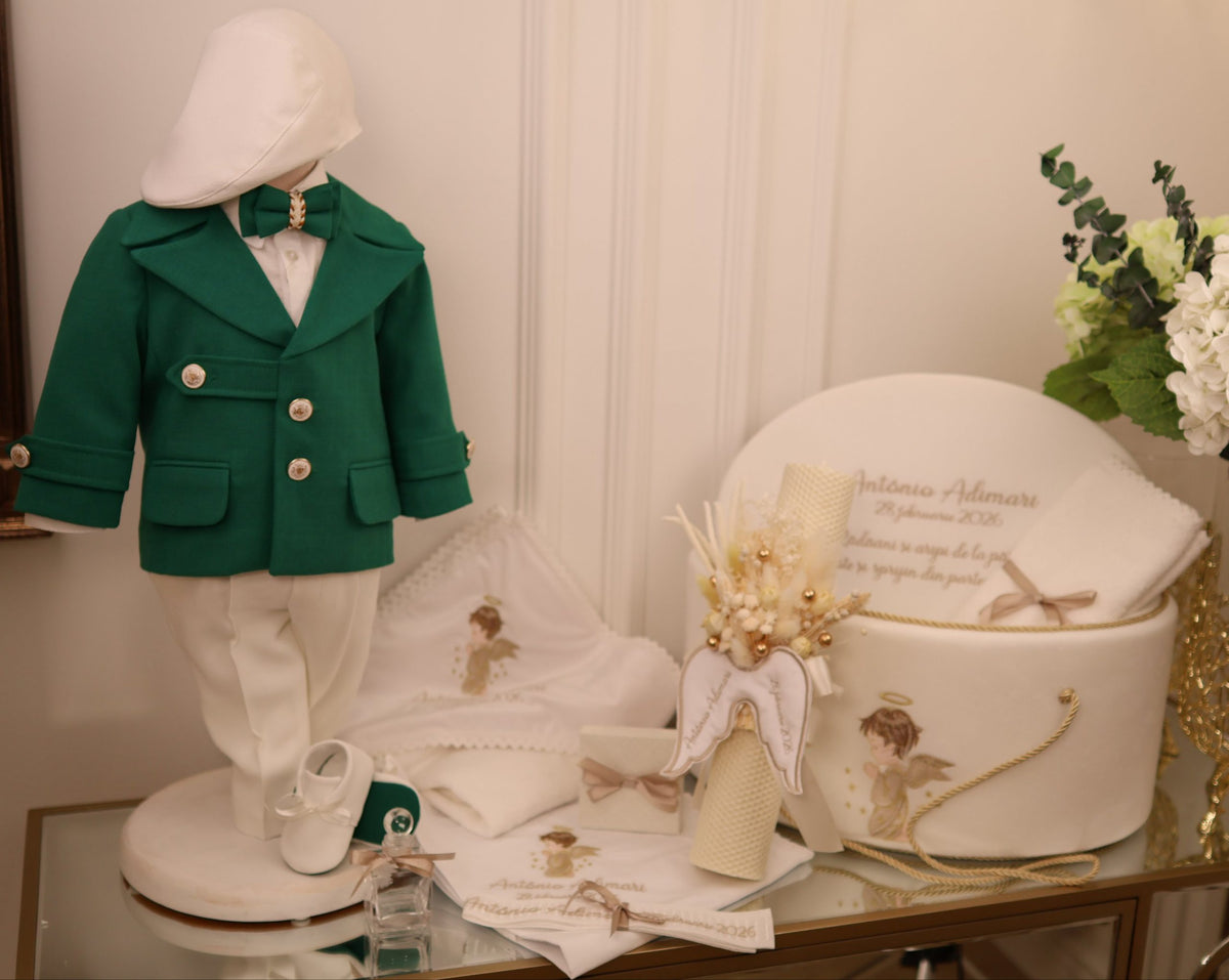 Set complet botez băieți Aaron- cufar buretat brodat cu îngeraș + costum elegant alb/verde+ lumânare ceară naturală