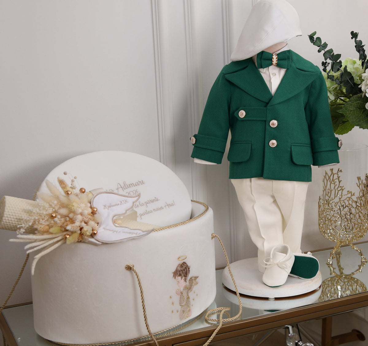 Set complet botez băieți Aaron- cufar buretat brodat cu îngeraș + costum elegant alb/verde+ lumânare ceară naturală