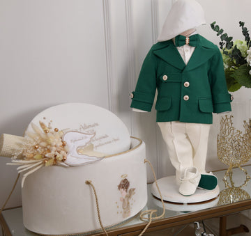 Set complet botez băieți Aaron- cufar buretat brodat cu îngeraș + costum elegant alb/verde+ lumânare ceară naturală