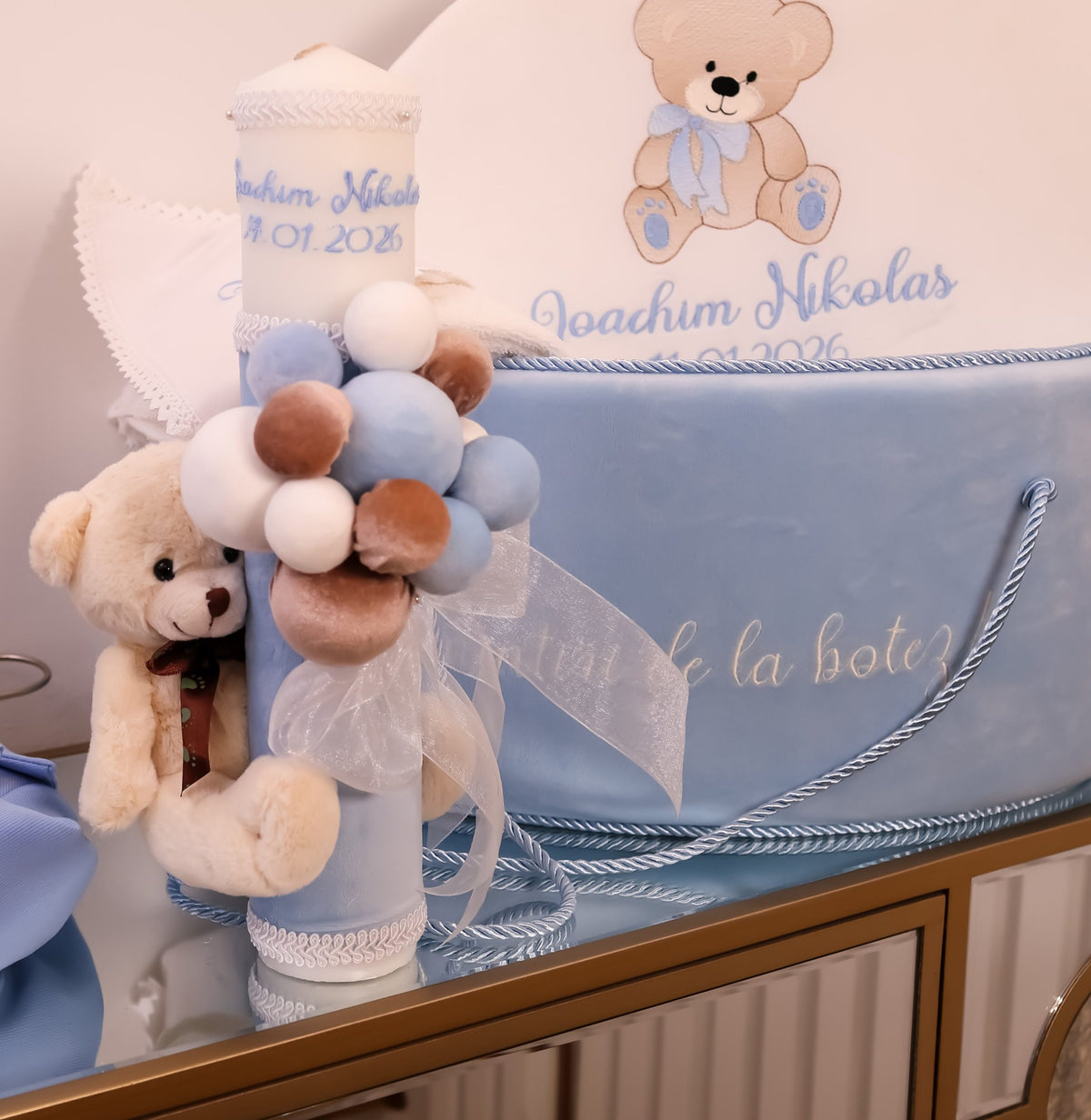 Set complet botez băieți Aaron- cufar buretat brodat cu ursuleț + costum elegant alb/bleo+ lumânare