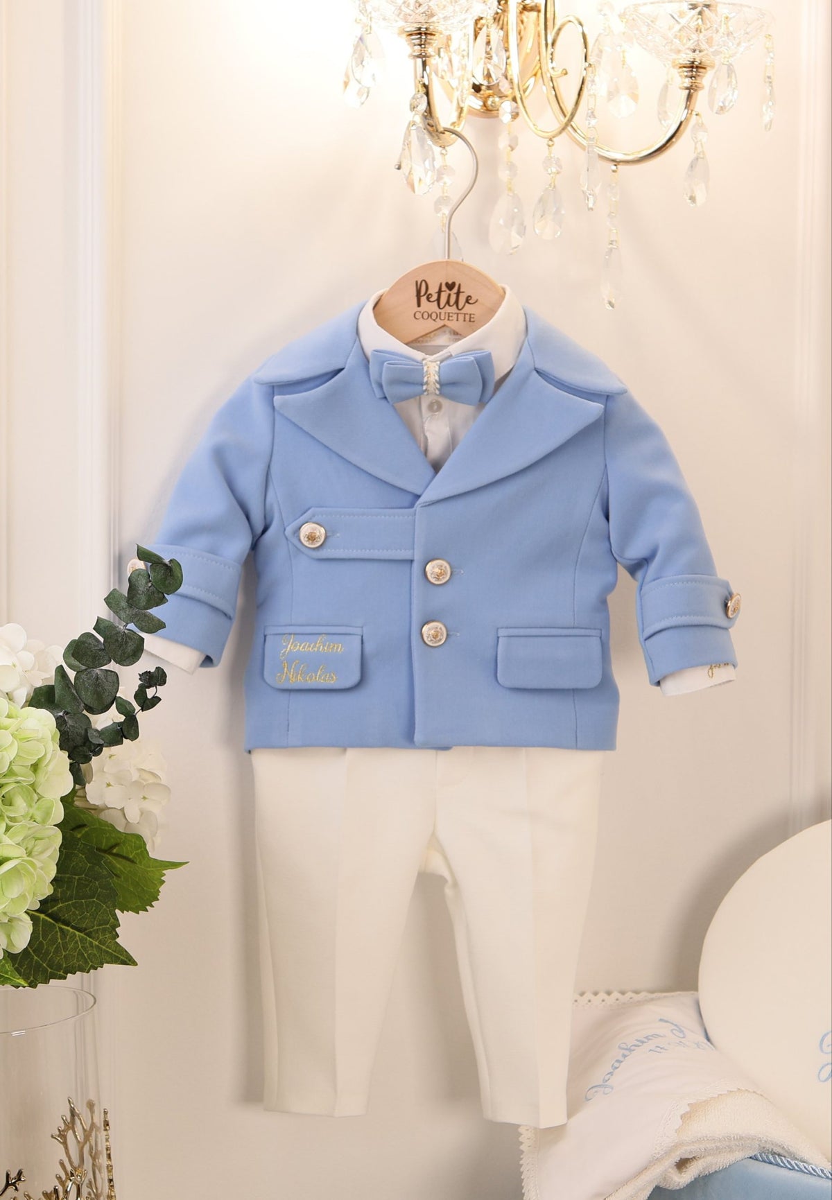 Set complet botez băieți Aaron- cufar buretat brodat cu ursuleț + costum elegant alb/bleo+ lumânare