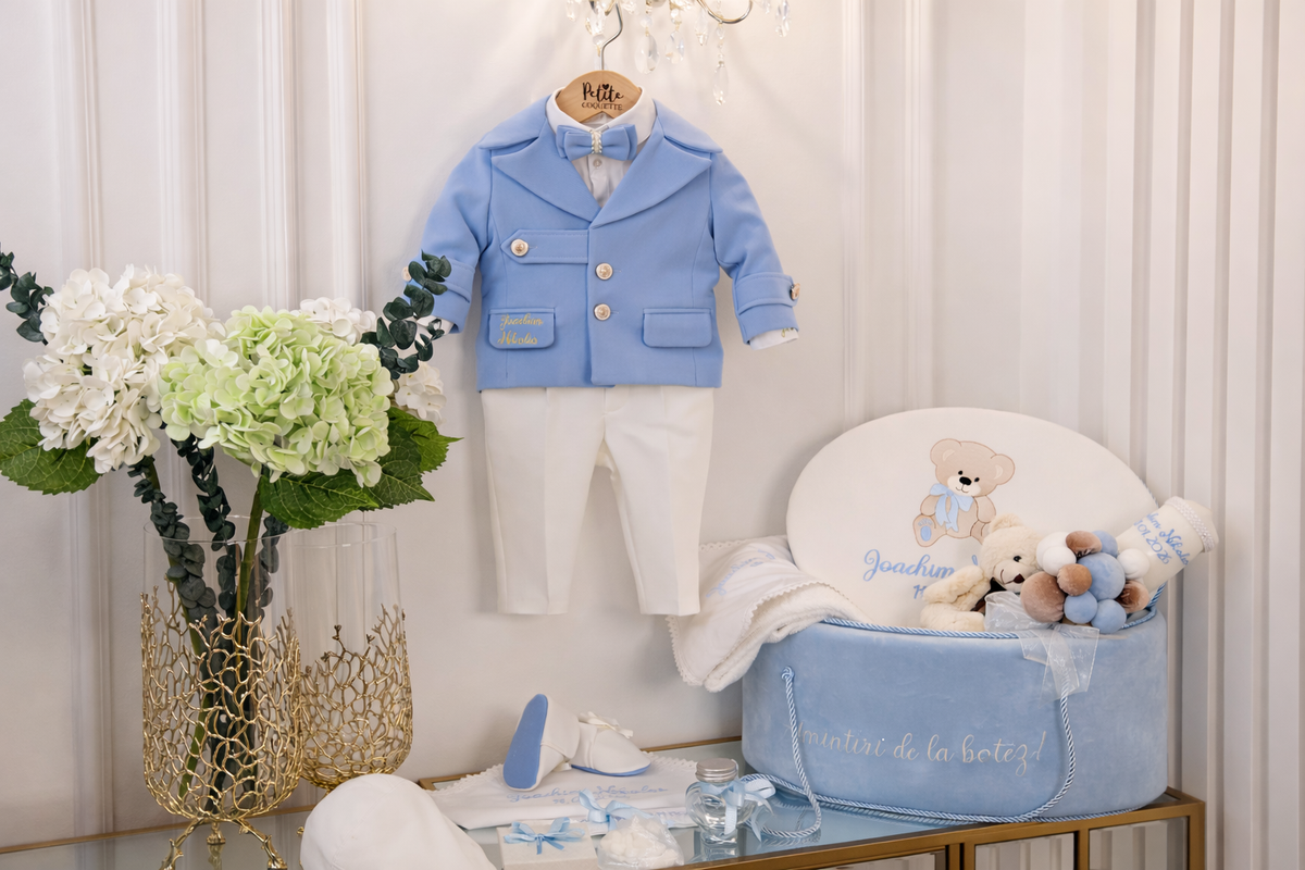 Set complet botez băieți Aaron- cufar buretat brodat cu ursuleț + costum elegant alb/bleo+ lumânare