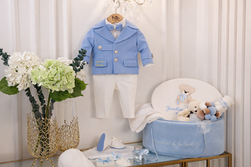 Set complet botez băieți Aaron- cufar buretat brodat cu ursuleț + costum elegant alb/bleo+ lumânare