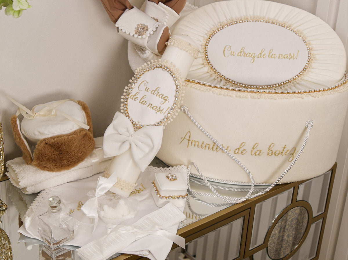 Set botez băiat tradițional – costum popular bebeluș + trusou botez personalizat+lumanare