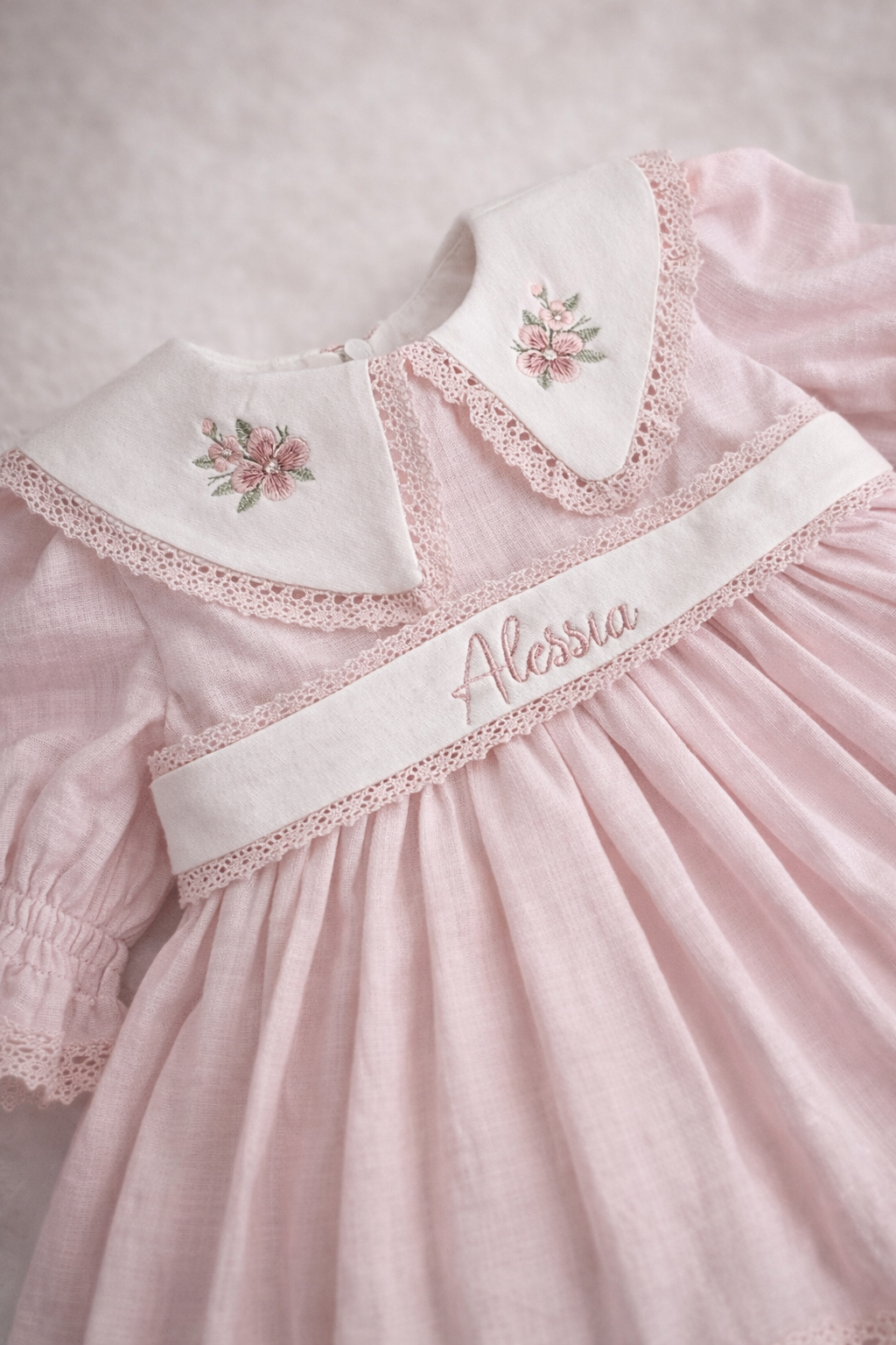 Rochiță de botez „Mimoza” pentru fetițe – brodată, elegantă