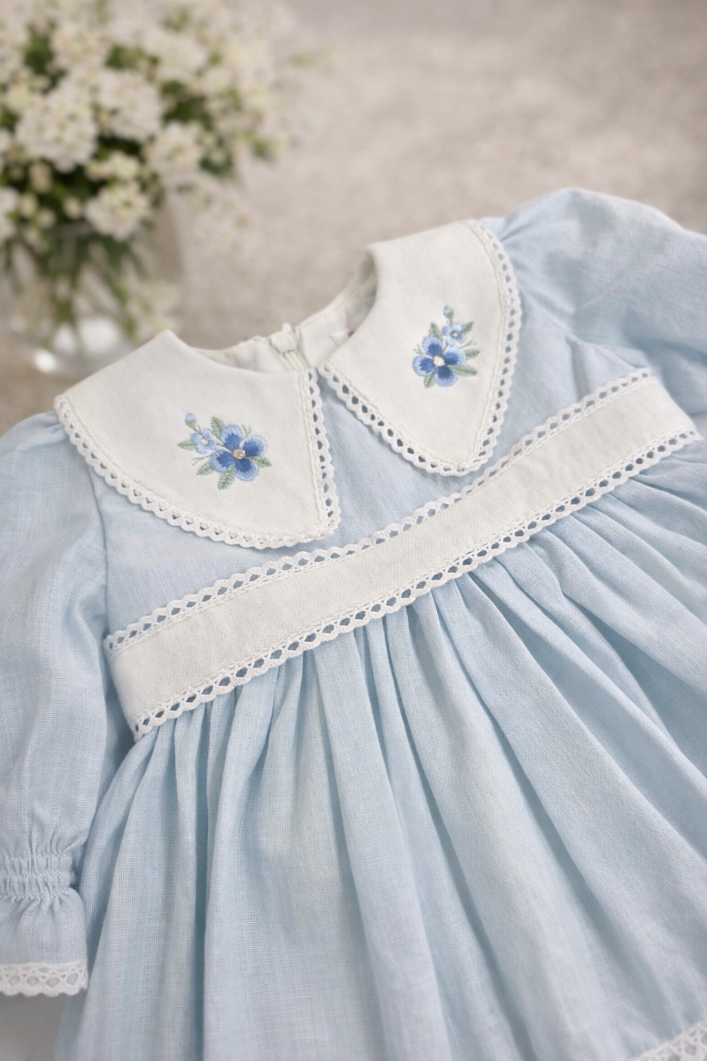Rochiță de botez „Mimoza” pentru fetițe – brodată, elegantă