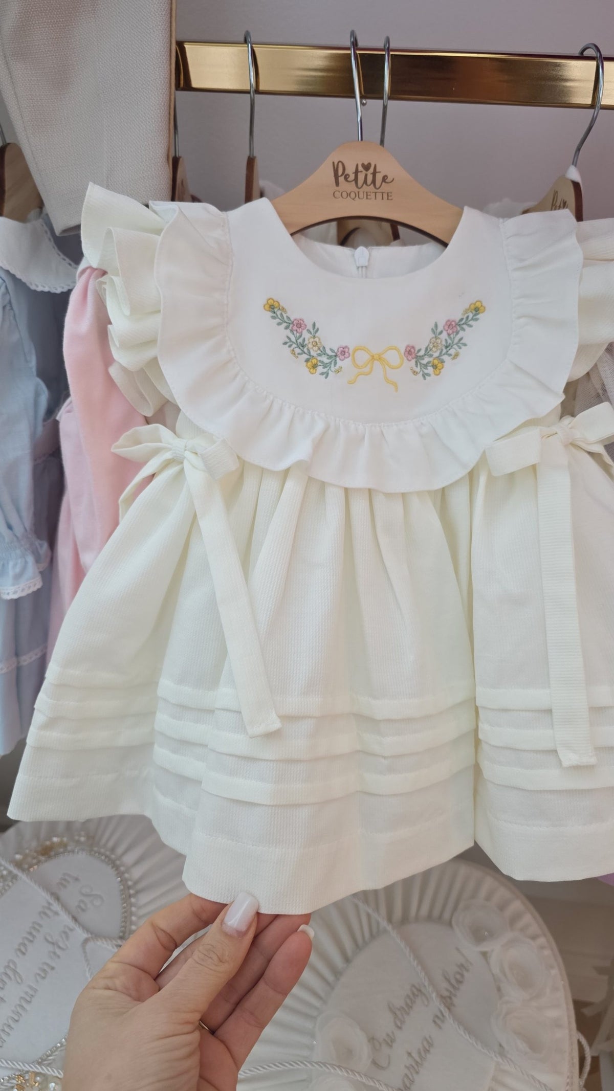 Rochiță delicată de botez pentru fetițe Dalia, ivory cu broderie florală și fundițe