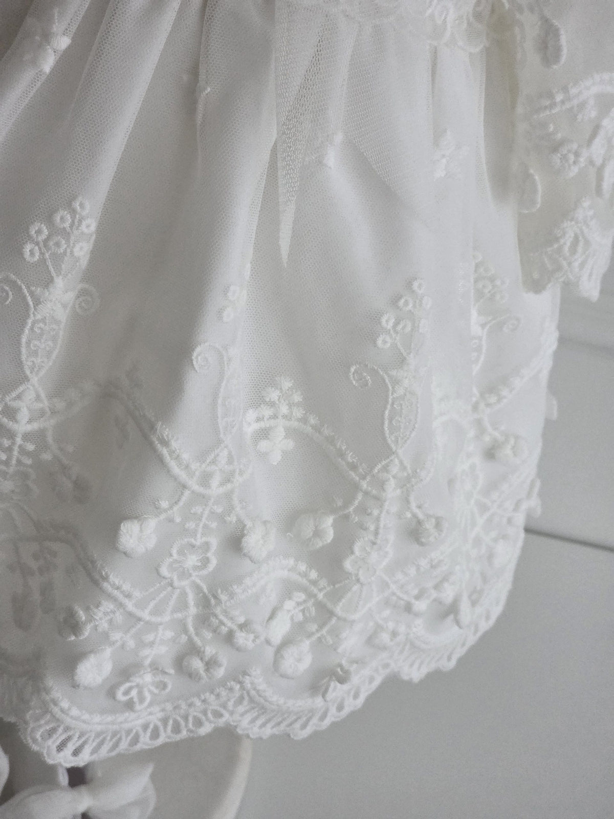 Rochiță botez fetiță Poema – rochie ivoire elegantă din dantelă cu aplicații 3D