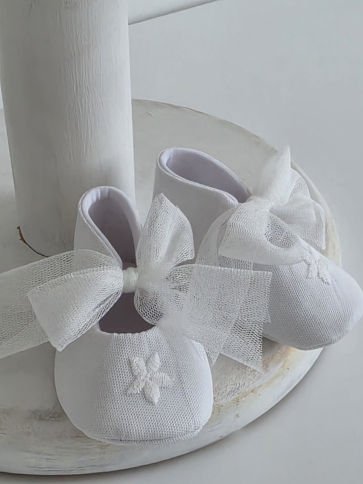 Rochiță botez fetiță Poema – rochie ivoire elegantă din dantelă cu aplicații 3D