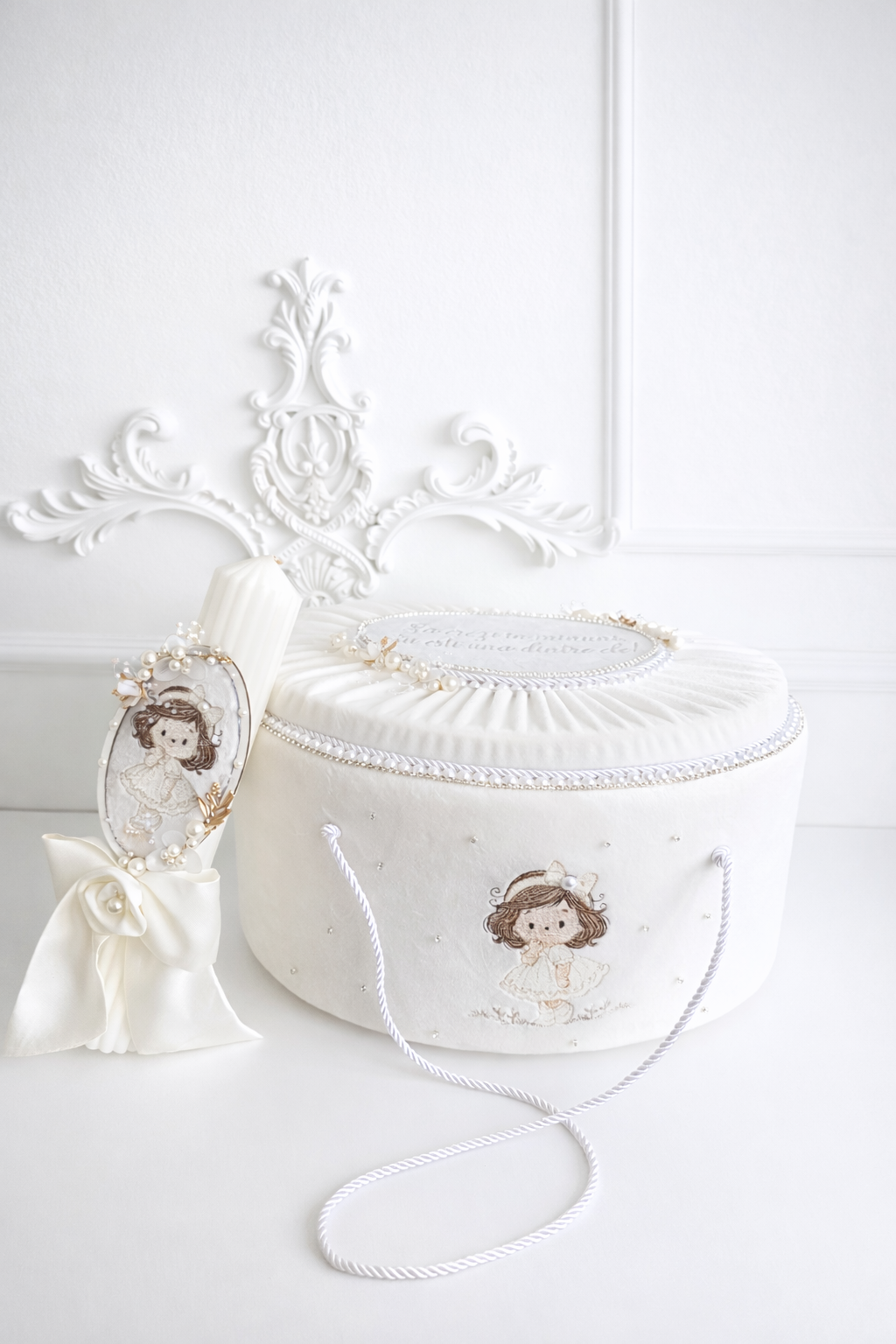 Set de botez fetita Elina – trusou complet cu rochiță, lumânare și cufăr personalizat